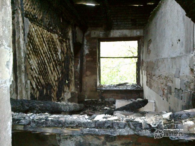 Выгоревшее здание бывшего детского сада.