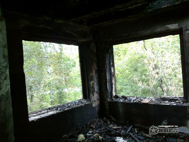 Выгоревшее здание бывшего детского сада.