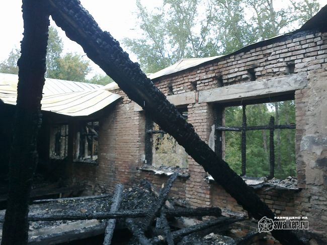 Выгоревшее здание бывшего детского сада.