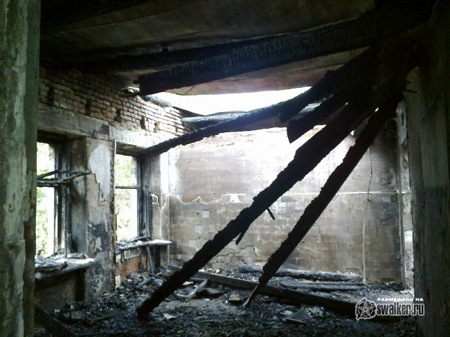 Выгоревшее здание бывшего детского сада.