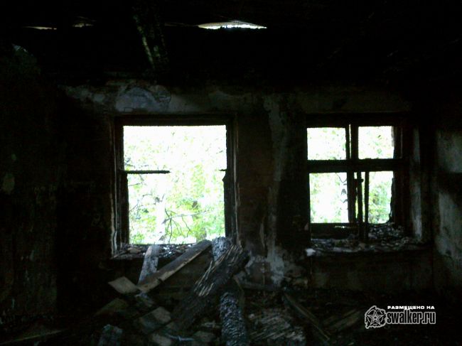 Выгоревшее здание бывшего детского сада.