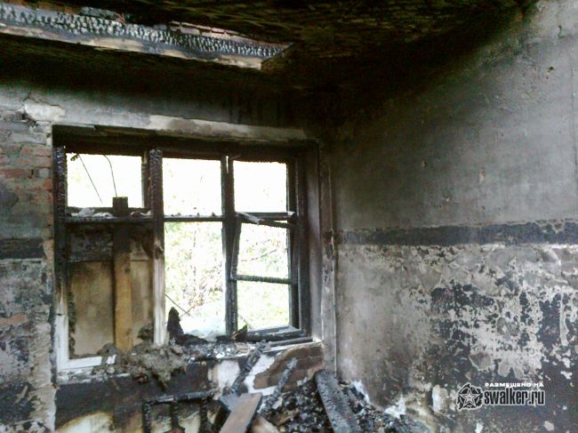 Выгоревшее здание бывшего детского сада.