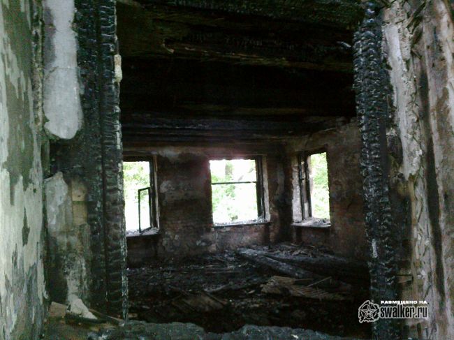 Выгоревшее здание бывшего детского сада.