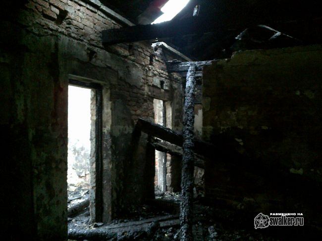 Выгоревшее здание бывшего детского сада.