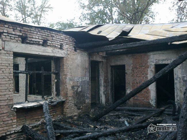 Выгоревшее здание бывшего детского сада.