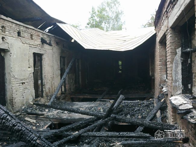 Выгоревшее здание бывшего детского сада.