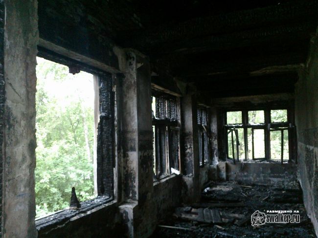 Выгоревшее здание бывшего детского сада.