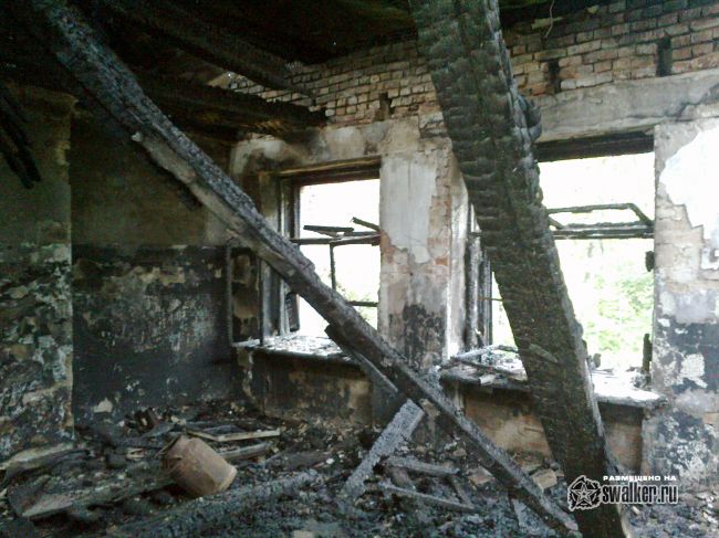 Выгоревшее здание бывшего детского сада.