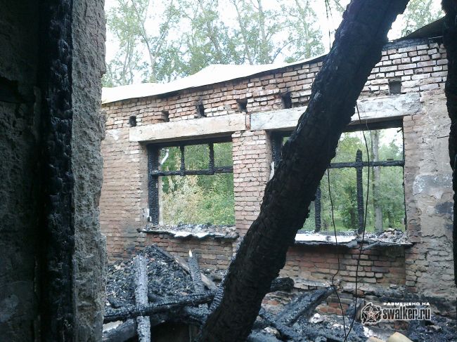 Выгоревшее здание бывшего детского сада.