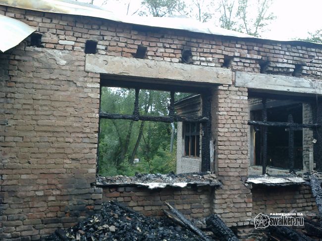 Выгоревшее здание бывшего детского сада.