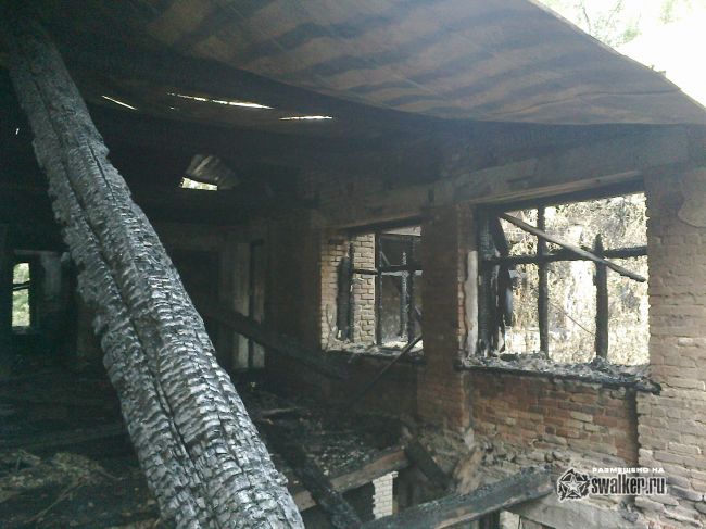 Выгоревшее здание бывшего детского сада.