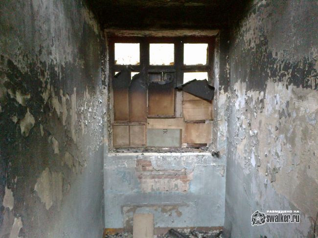 Выгоревшее здание бывшего детского сада.