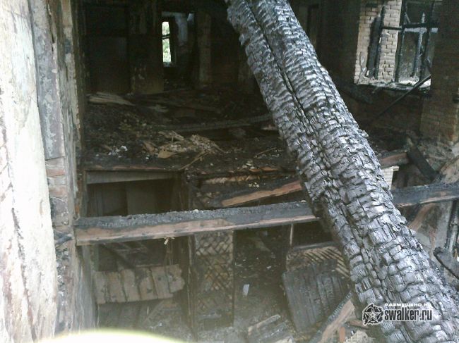 Выгоревшее здание бывшего детского сада.