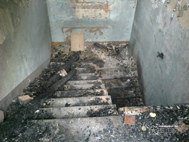 Выгоревшее здание бывшего детского сада.