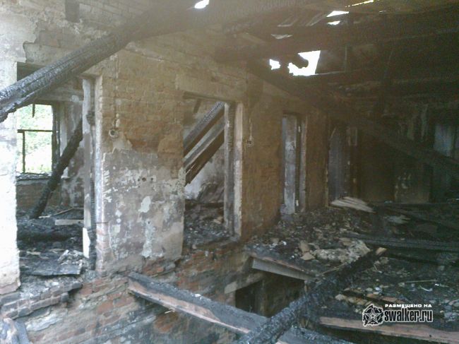 Выгоревшее здание бывшего детского сада.