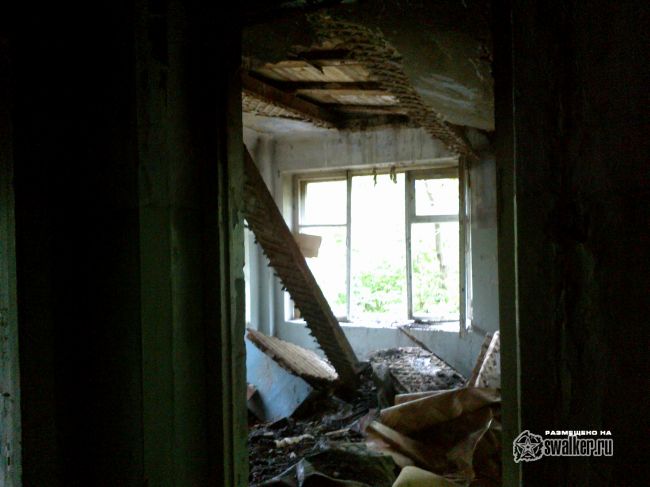 Выгоревшее здание бывшего детского сада.