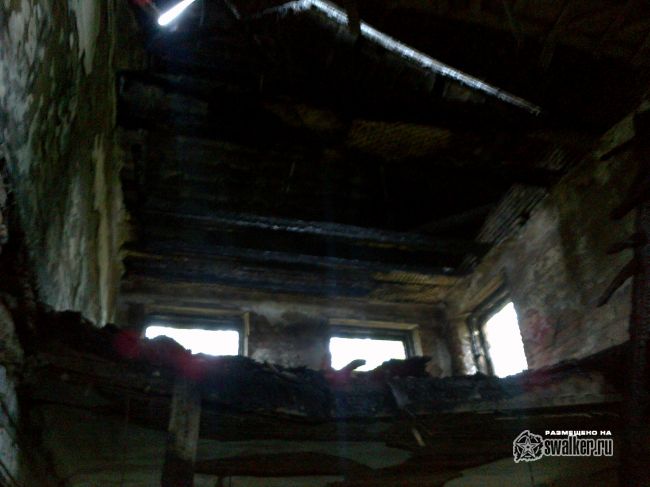 Выгоревшее здание бывшего детского сада.