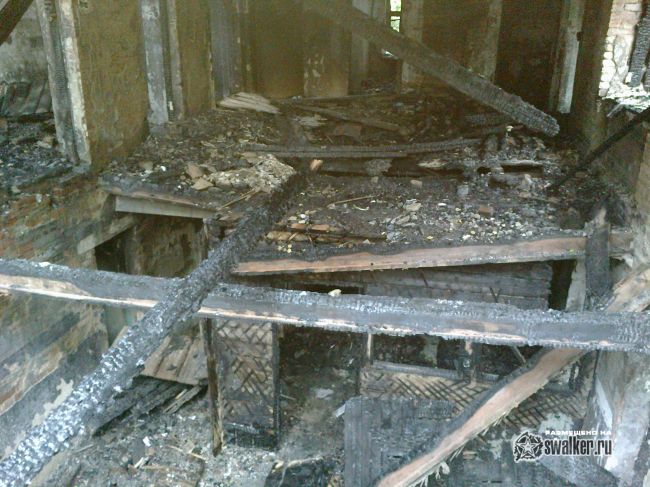 Выгоревшее здание бывшего детского сада.