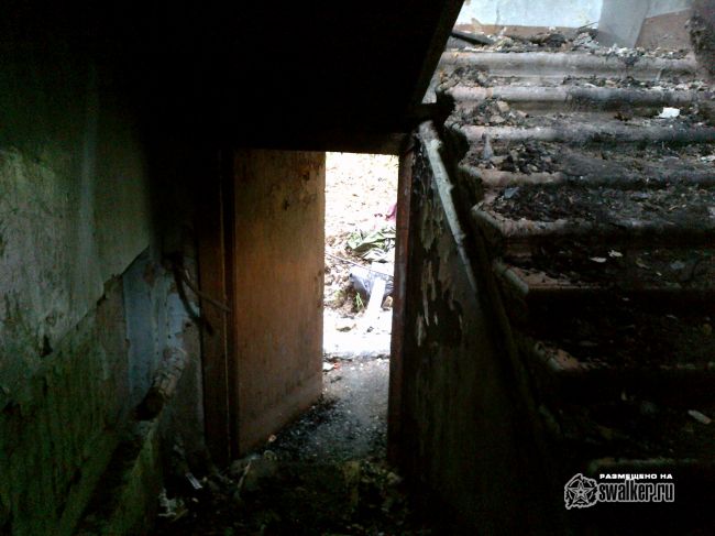 Выгоревшее здание бывшего детского сада.