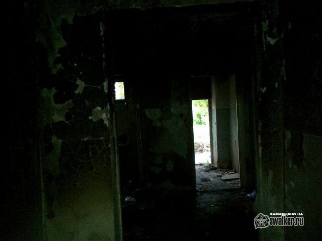 Выгоревшее здание бывшего детского сада.