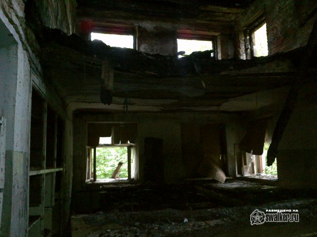 Выгоревшее здание бывшего детского сада.