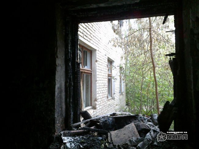 Выгоревшее здание бывшего детского сада.