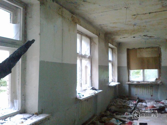 Выгоревшее здание бывшего детского сада.