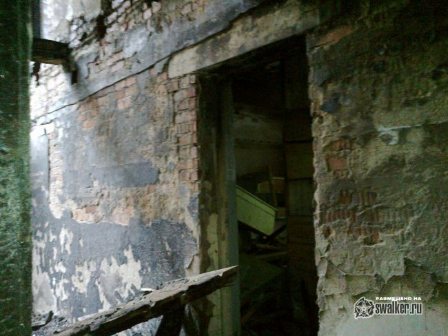 Выгоревшее здание бывшего детского сада.