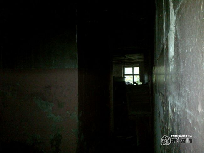 Выгоревшее здание бывшего детского сада.