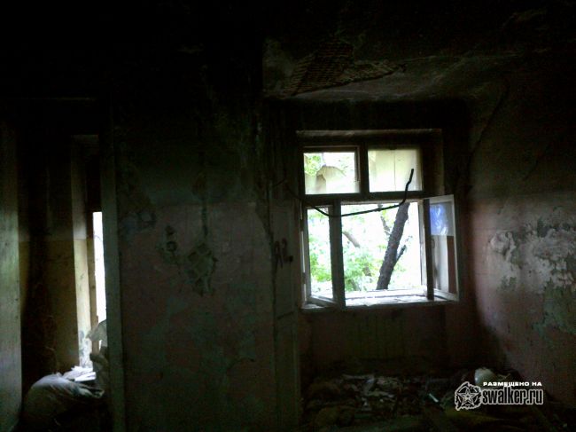 Выгоревшее здание бывшего детского сада.