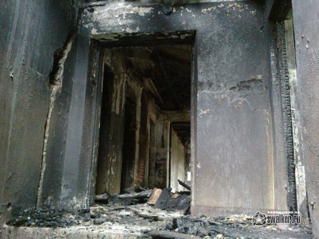 Выгоревшее здание бывшего детского сада.