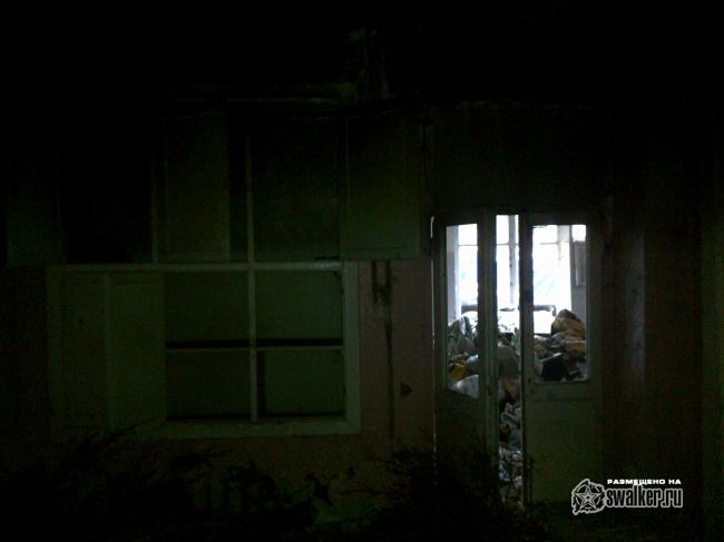 Выгоревшее здание бывшего детского сада.