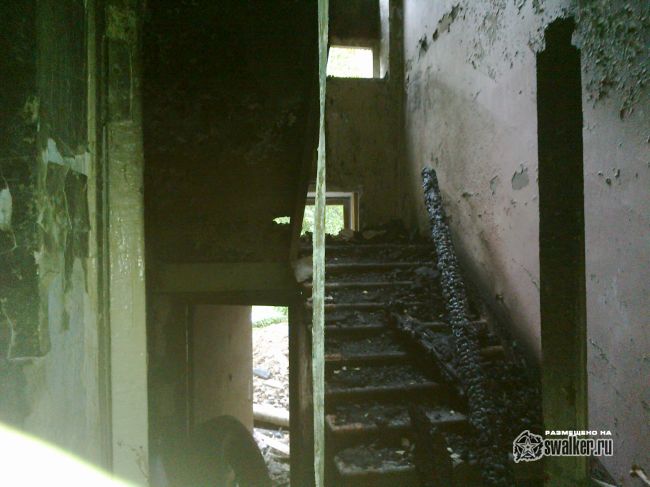 Выгоревшее здание бывшего детского сада.