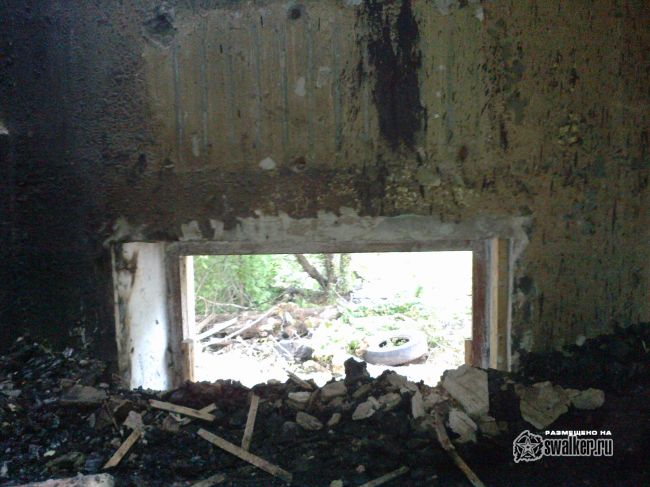 Выгоревшее здание бывшего детского сада.