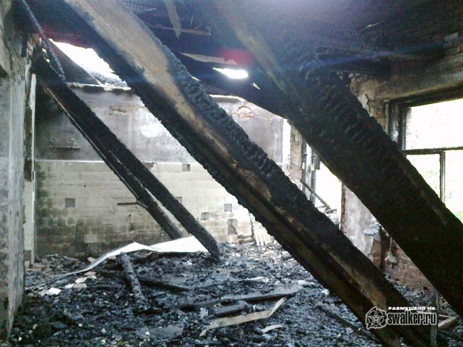 Выгоревшее здание бывшего детского сада.