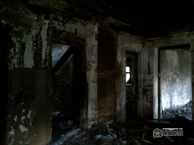 Выгоревшее здание бывшего детского сада.