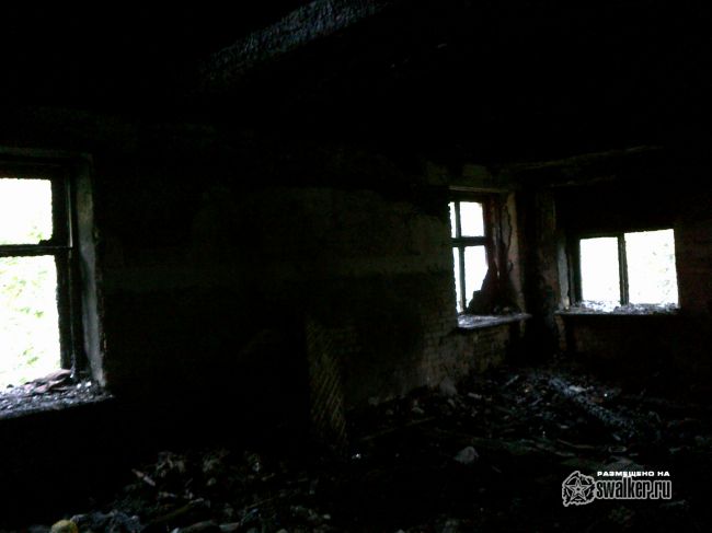 Выгоревшее здание бывшего детского сада.