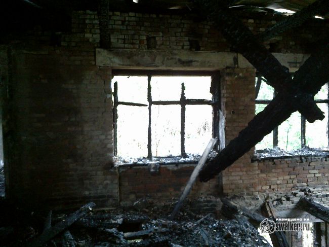 Выгоревшее здание бывшего детского сада.