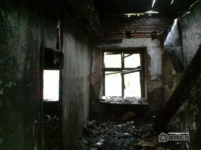 Выгоревшее здание бывшего детского сада.