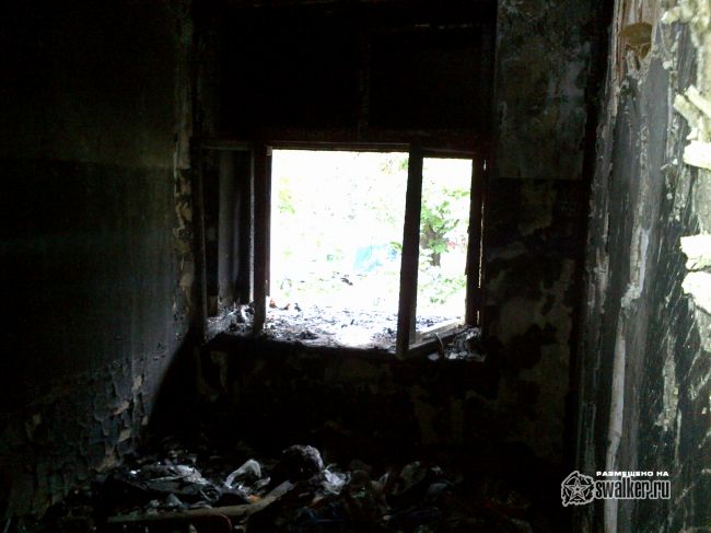 Выгоревшее здание бывшего детского сада.