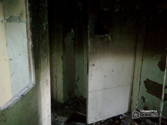 Выгоревшее здание бывшего детского сада.