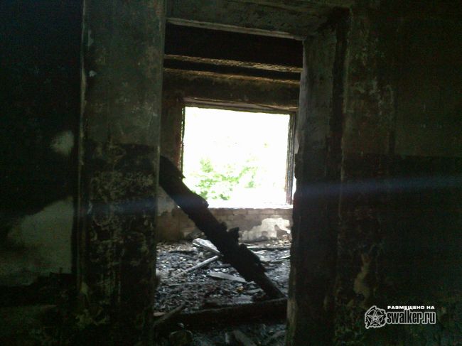 Выгоревшее здание бывшего детского сада.