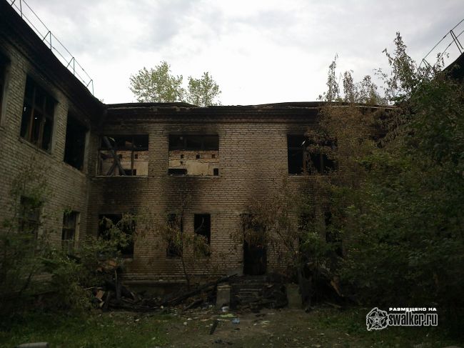 Выгоревшее здание бывшего детского сада.