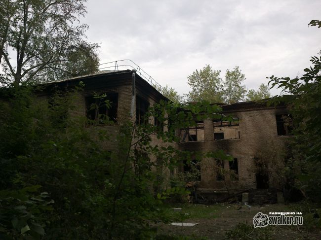 Выгоревшее здание бывшего детского сада.