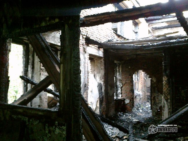 Выгоревшее здание бывшего детского сада.