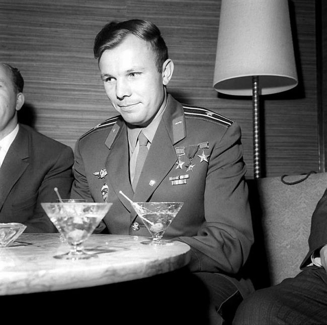 Гагарин - человек и космонавт Гагарин - человек и космонавт