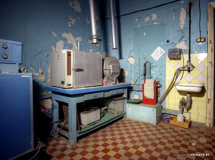 Полузаброшенная лаборатория аналитической химии