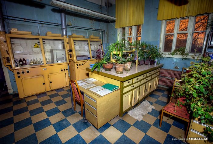 Полузаброшенная лаборатория аналитической химии