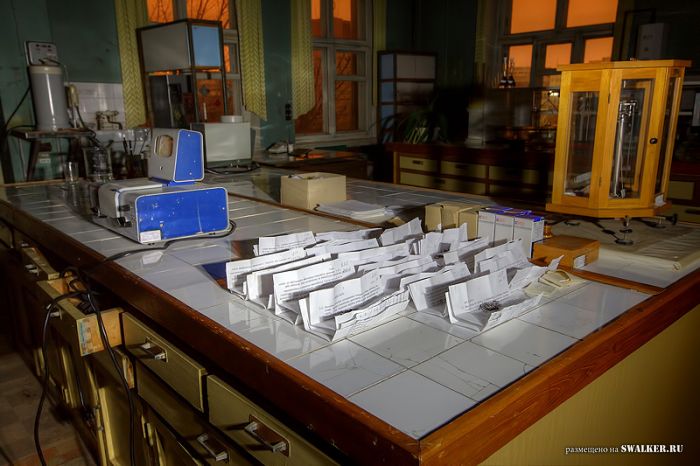 Полузаброшенная лаборатория аналитической химии