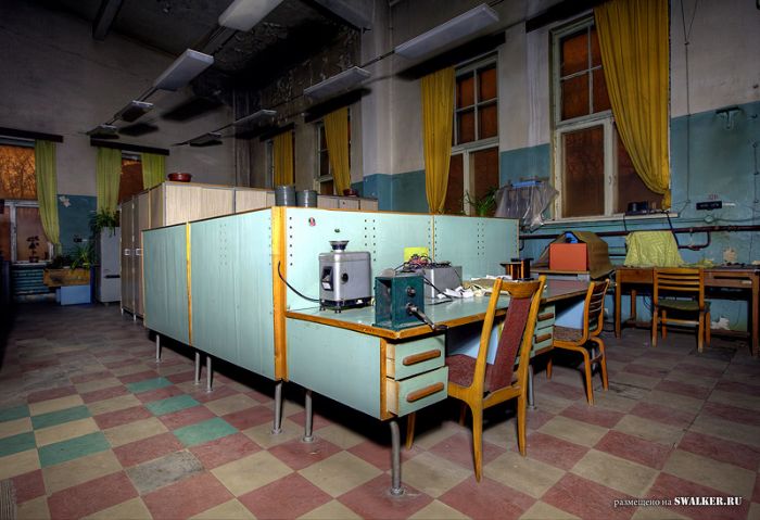 Полузаброшенная лаборатория аналитической химии